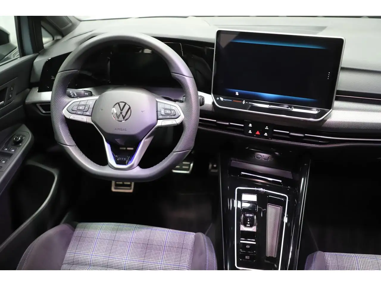 Volkswagen Golf GTE — photo 10