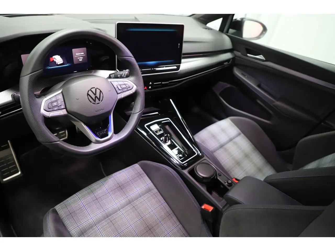 Volkswagen Golf GTE — photo 11