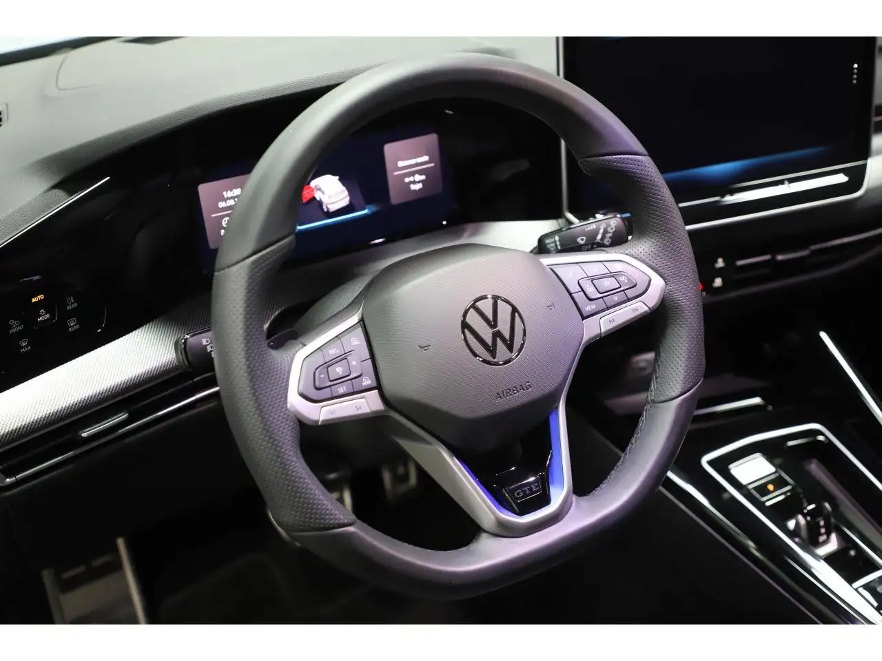 Volkswagen Golf GTE — photo 12