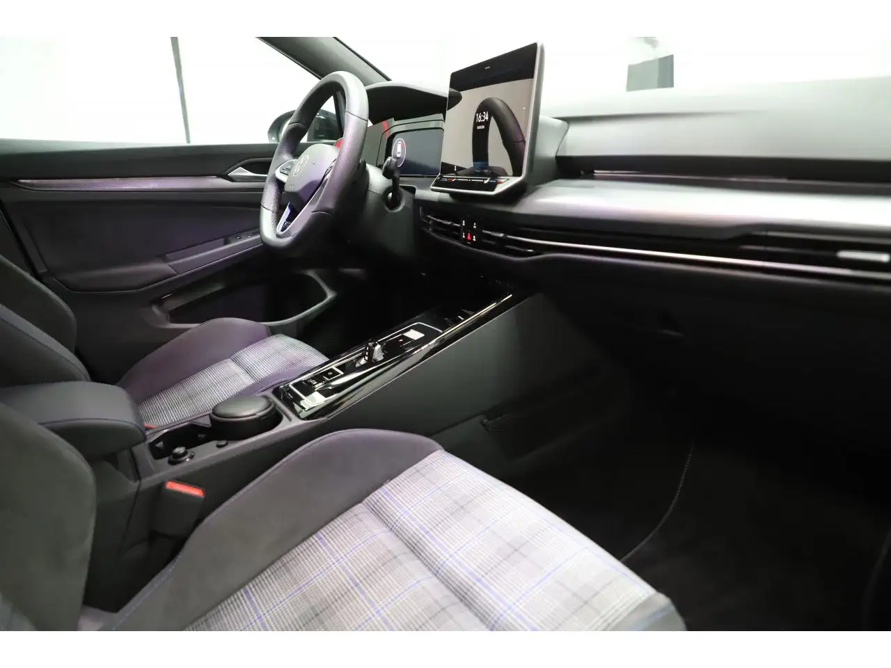 Volkswagen Golf GTE — photo 15
