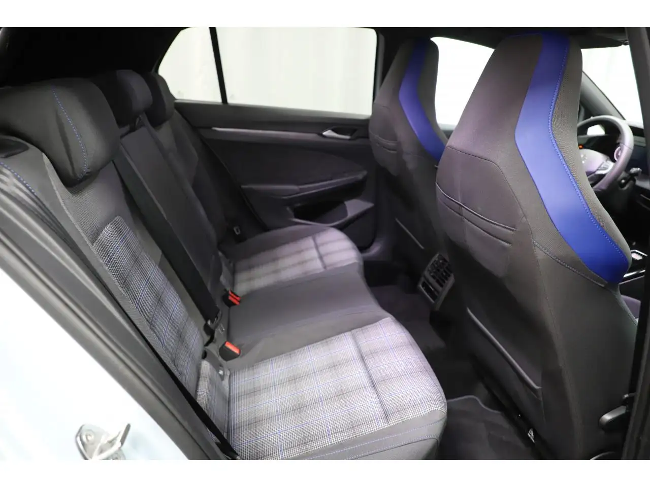 Volkswagen Golf GTE — photo 18
