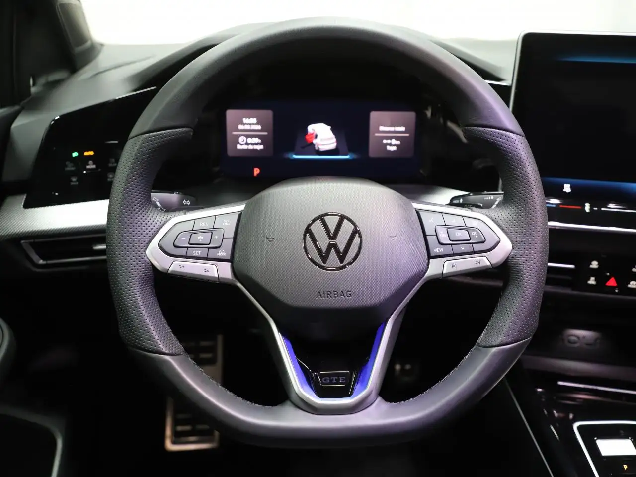Volkswagen Golf GTE — photo 13