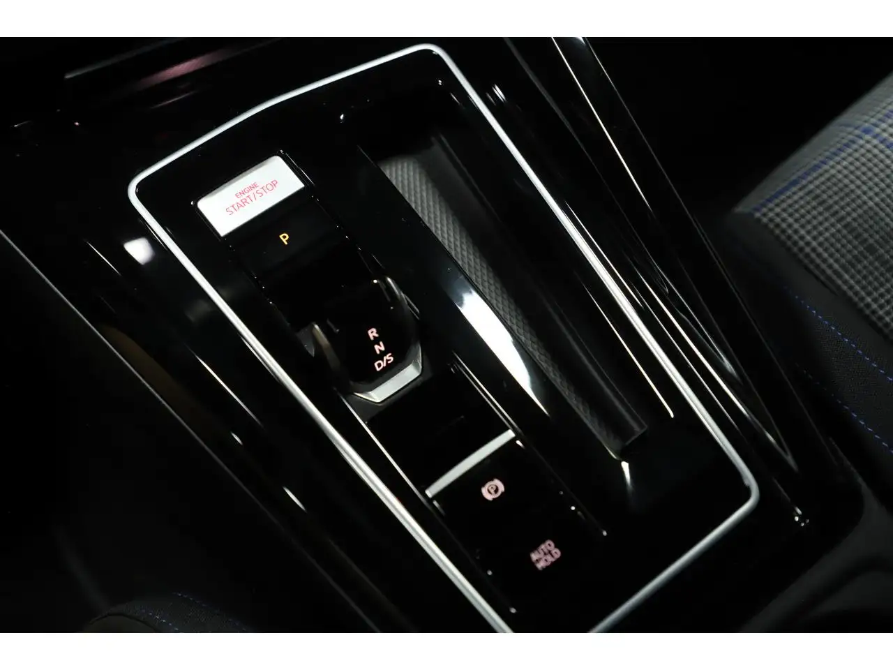 Volkswagen Golf GTE — photo 40