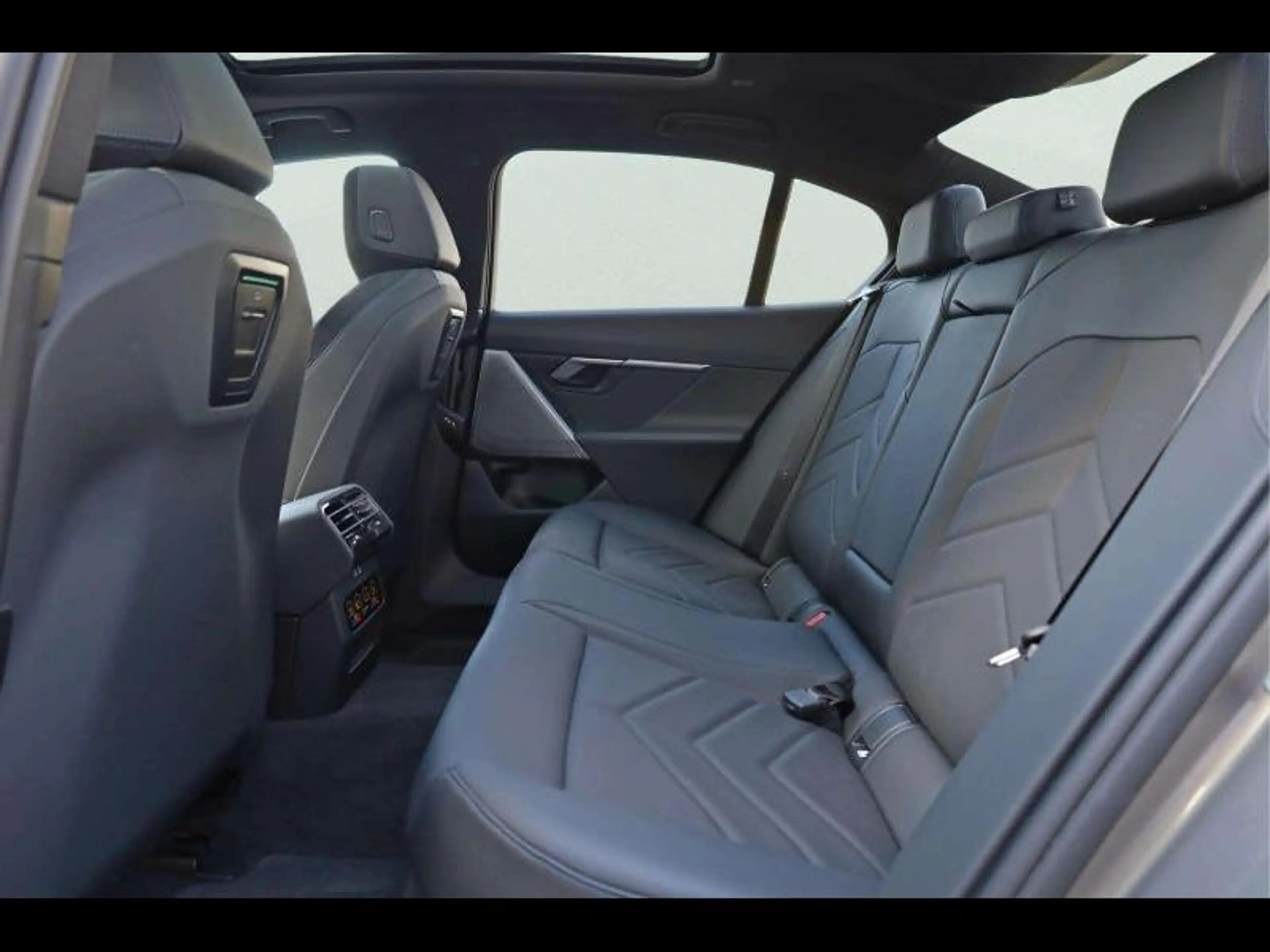 BMW i5 eDrive40 Berline Kit M Sport — photo 11