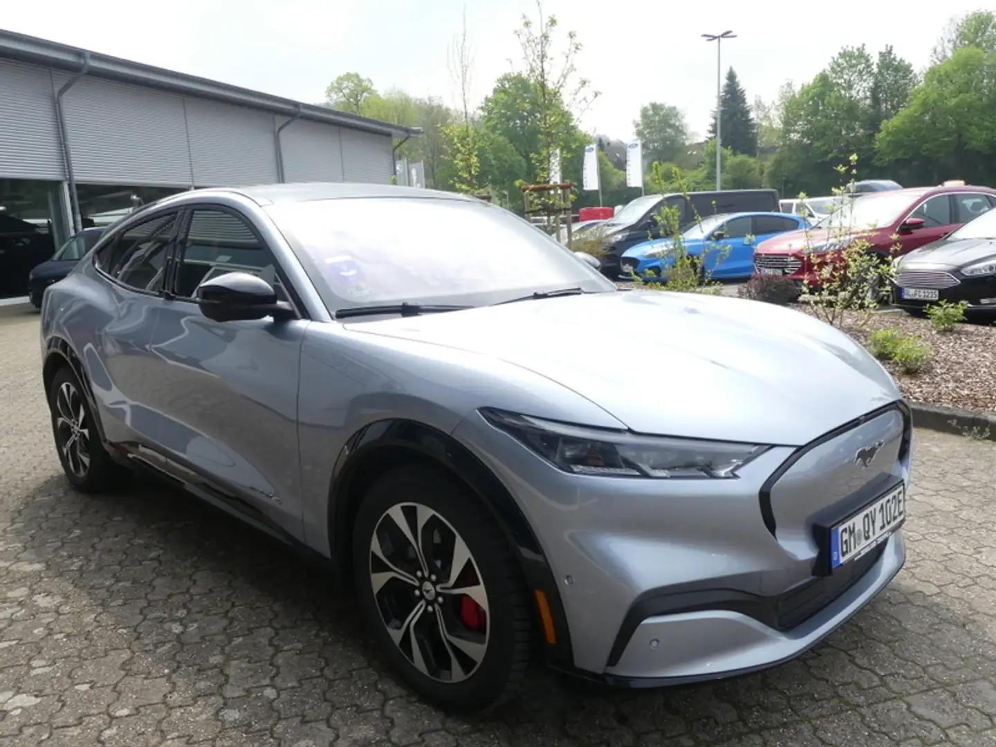 Ford Mustang Mach-E AWD DUAL+Elektro+Automatik+ Silber - 2
