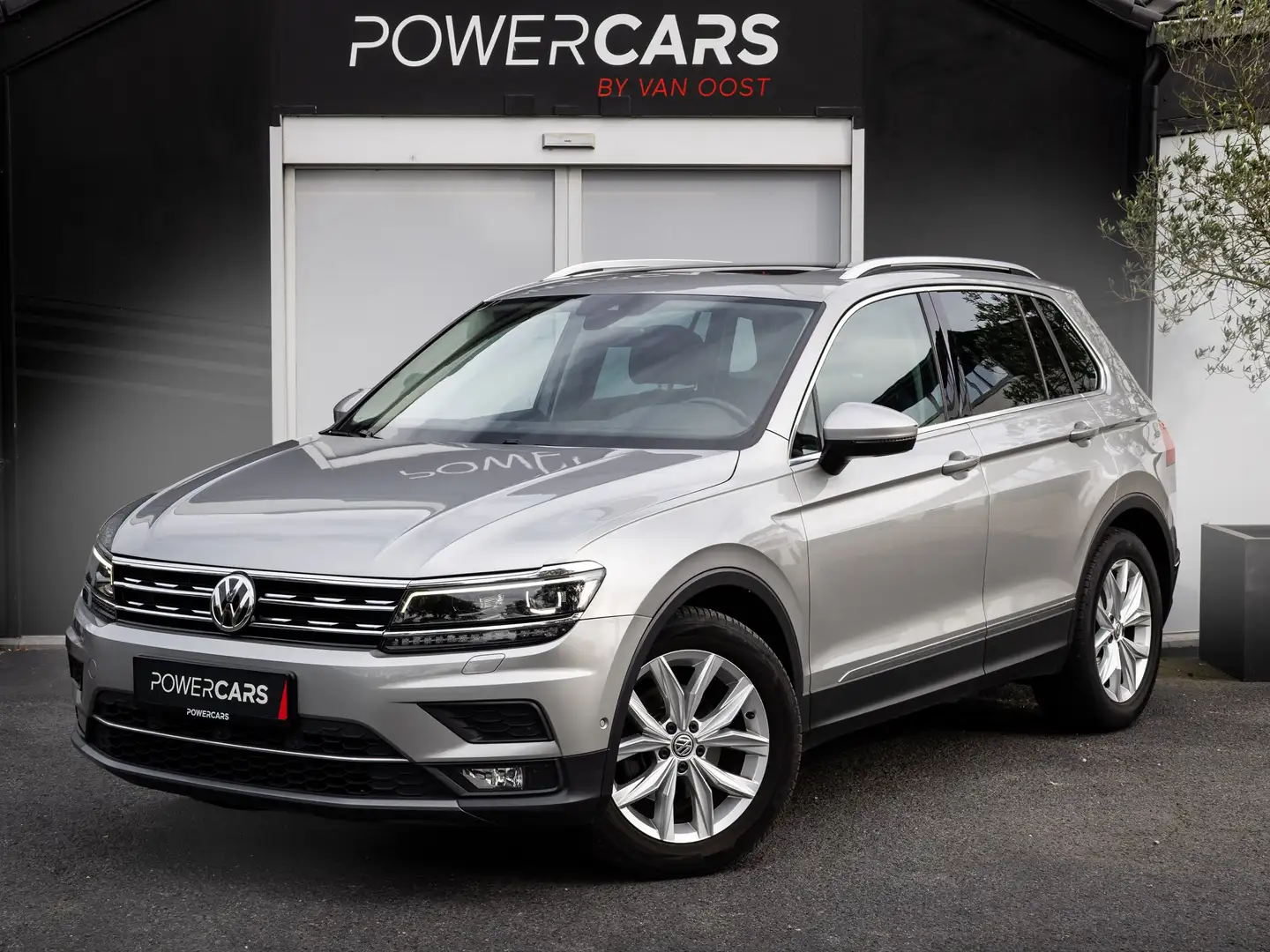 Volkswagen Tiguan 2.0 DSG Highline | ACC | KEYLESS | PANO | TREKHAAK Silber - 1