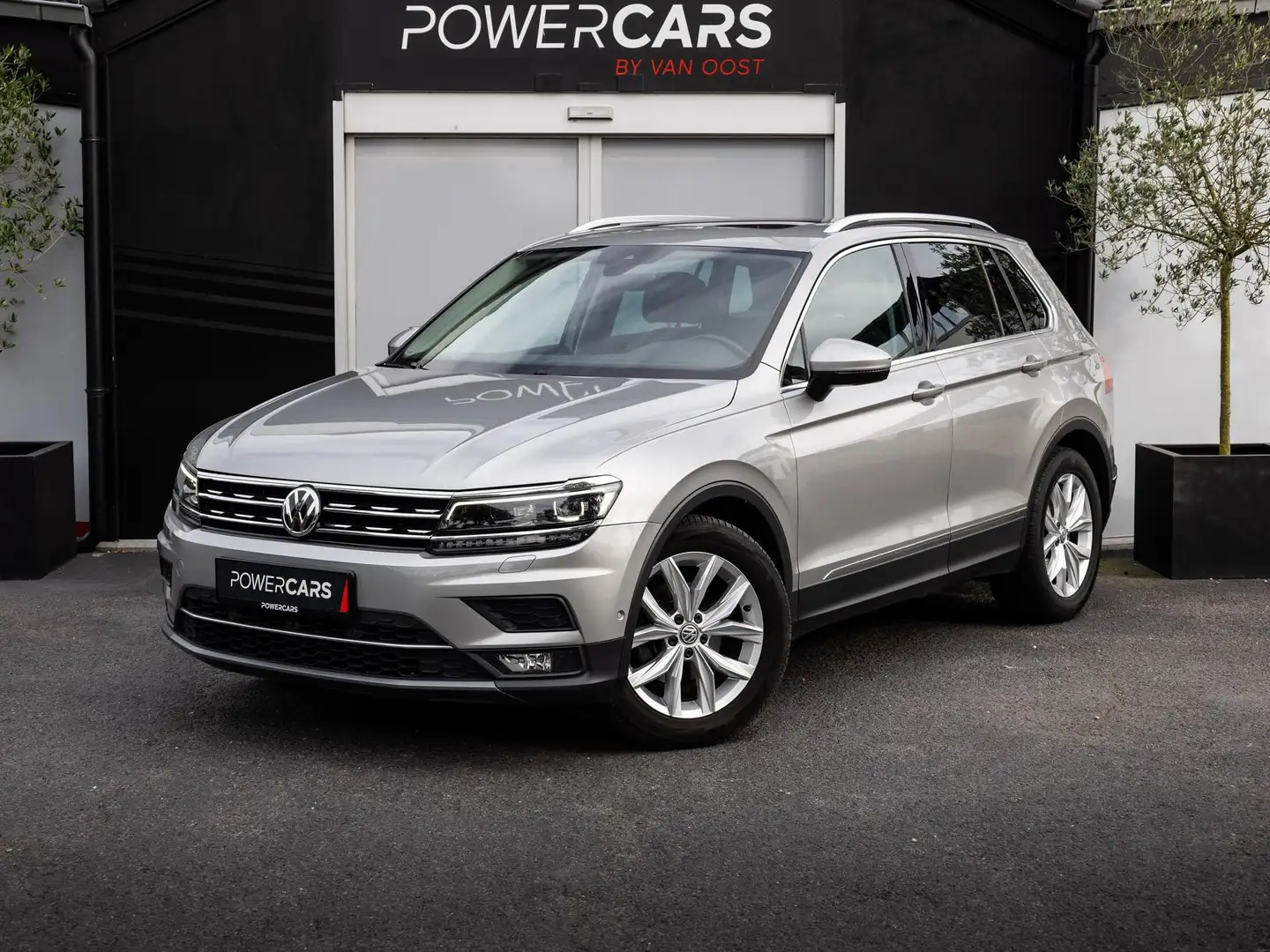Volkswagen Tiguan 2.0 DSG Highline | ACC | KEYLESS | PANO | TREKHAAK Silber - 2