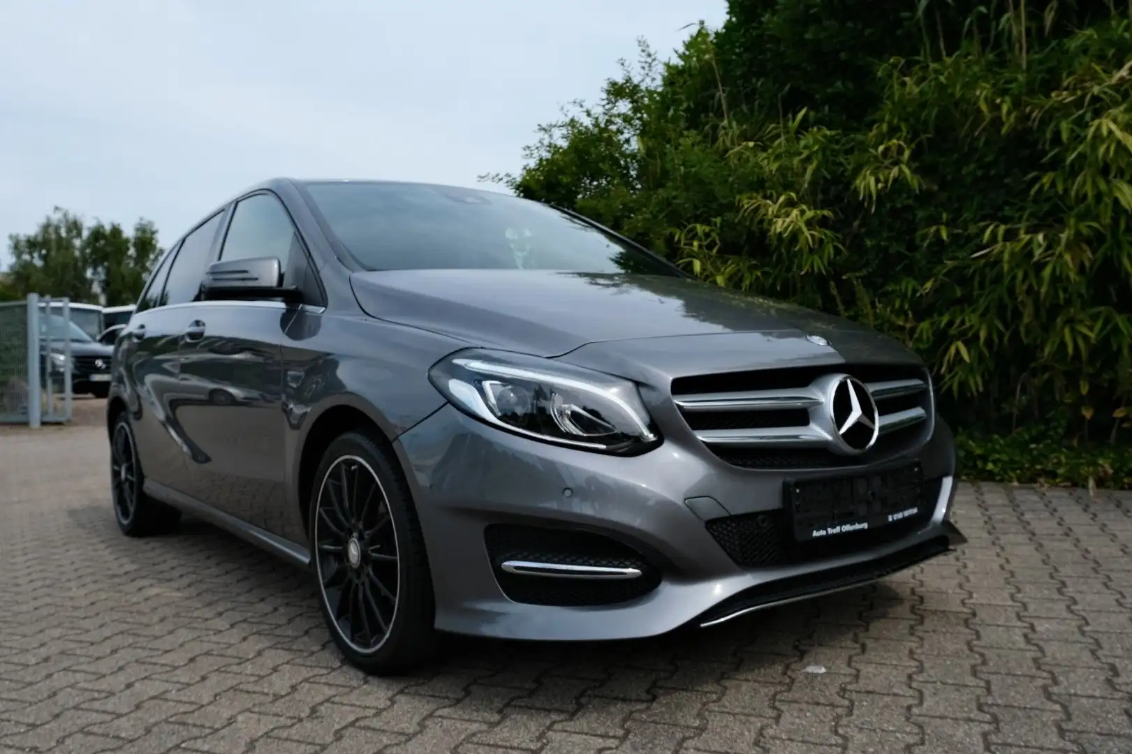 Mercedes-Benz B 200 AMG Line  Navi PDC LED SHZ T- Leder Euro 6 Сірий - 1