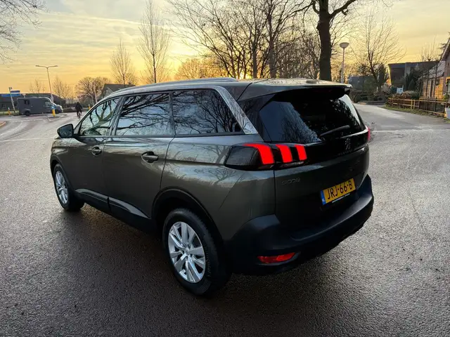 Peugeot 5008 view 4