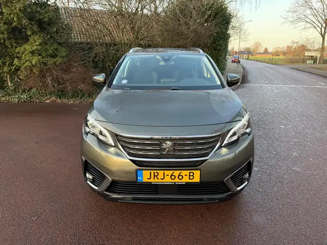 Peugeot 5008 view 2
