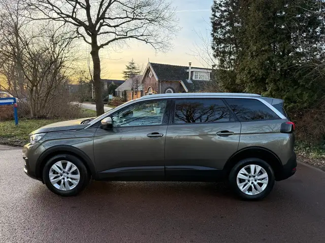 Peugeot 5008 view 3