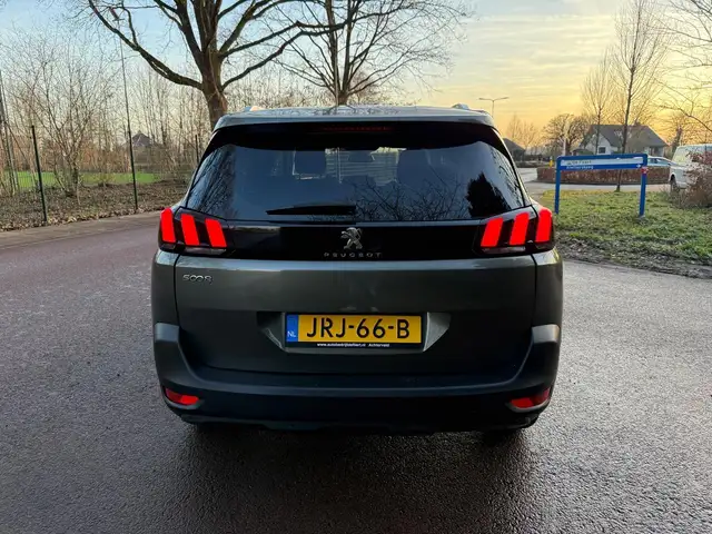 Peugeot 5008 view 5