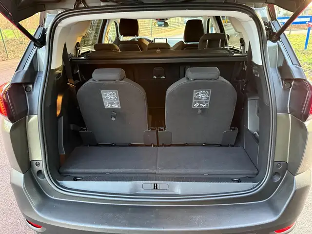 Peugeot 5008 view 9