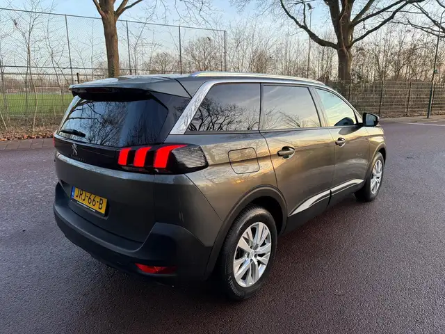 Peugeot 5008 view 6