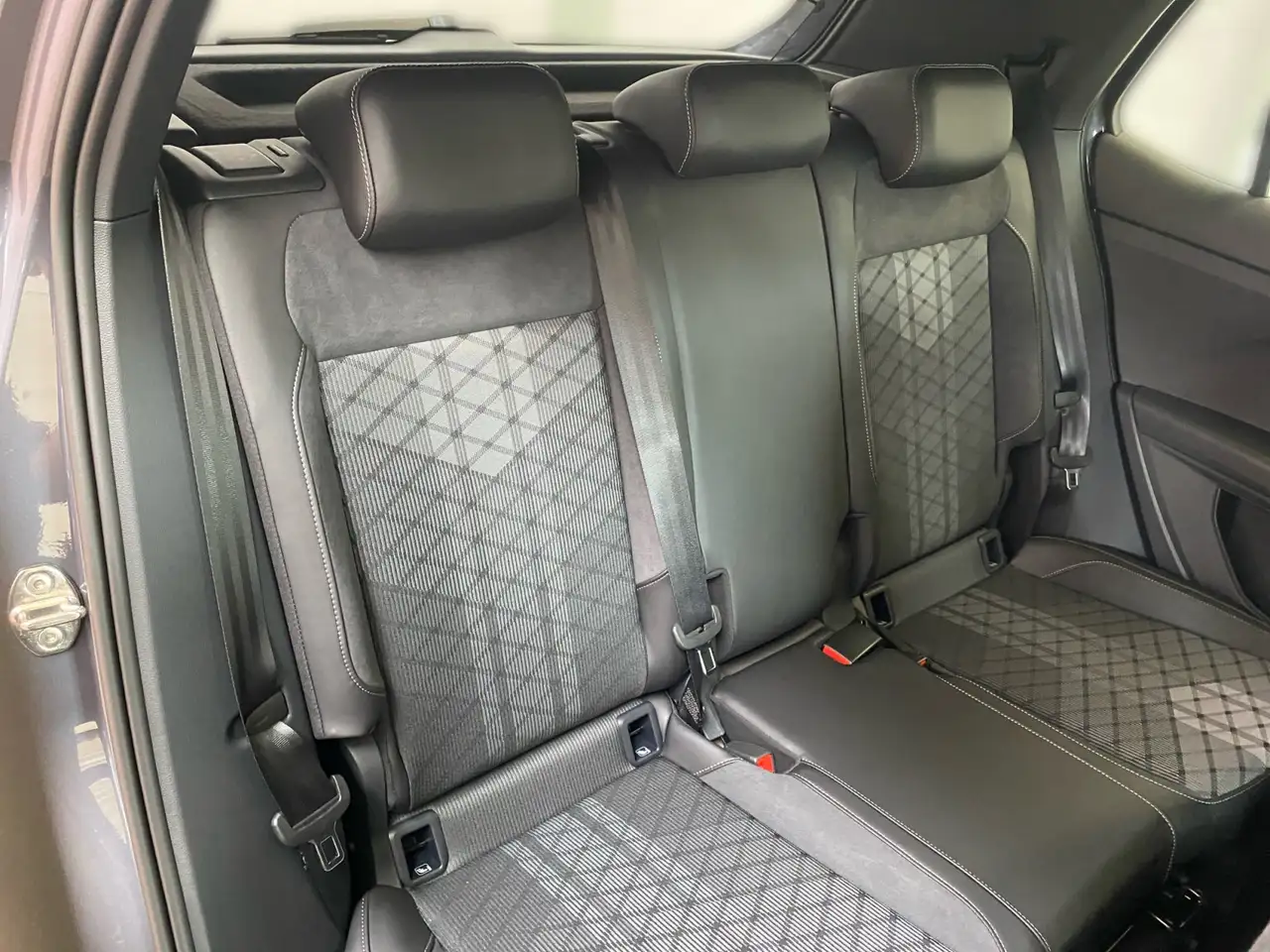 Volkswagen T-Cross R-Line 1.0 TSI DSG Ganzjahresreifen!! 11