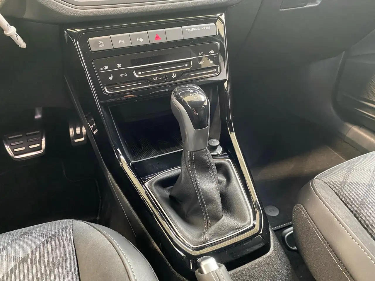 Volkswagen T-Cross R-Line 1.0 TSI DSG Ganzjahresreifen!! 9