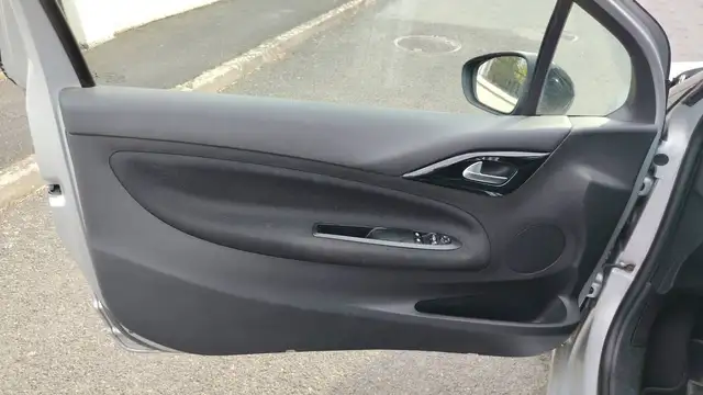 DS Automobiles DS 3 view 7