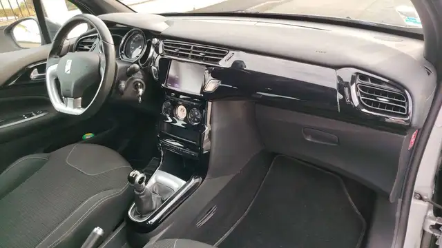DS Automobiles DS 3 view 10