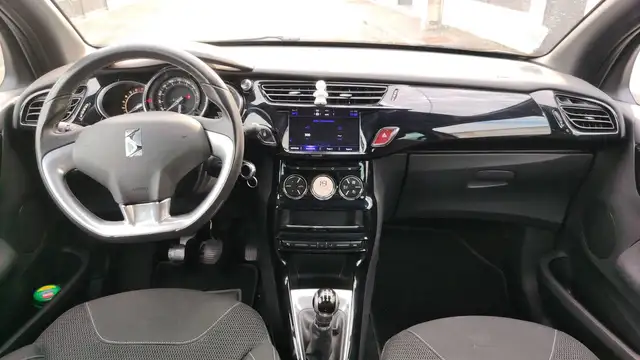 DS Automobiles DS 3 view 11