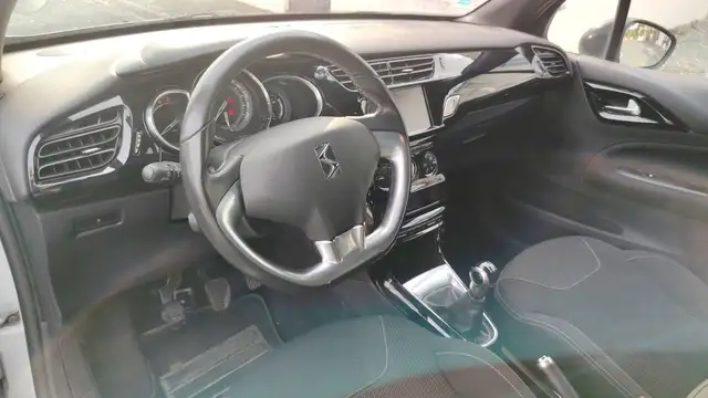 DS Automobiles DS 3 view 8