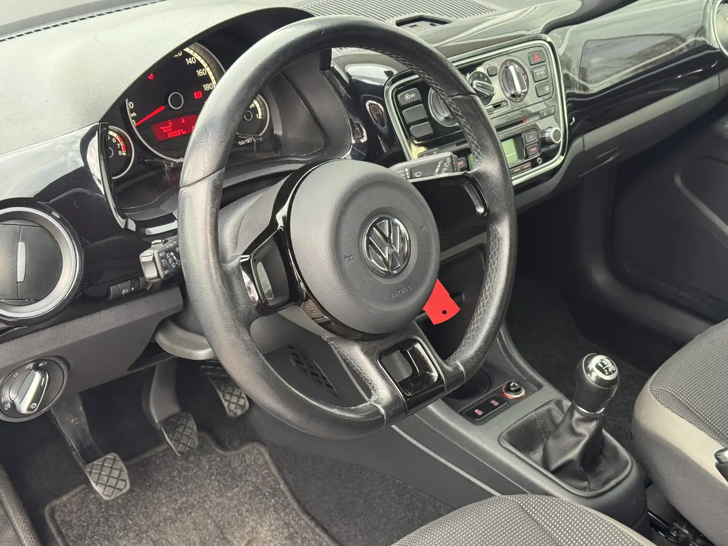 Volkswagen up! 1.0 high up! BlueMotion Airco | Cruise | Parkeerse Zwart - 2