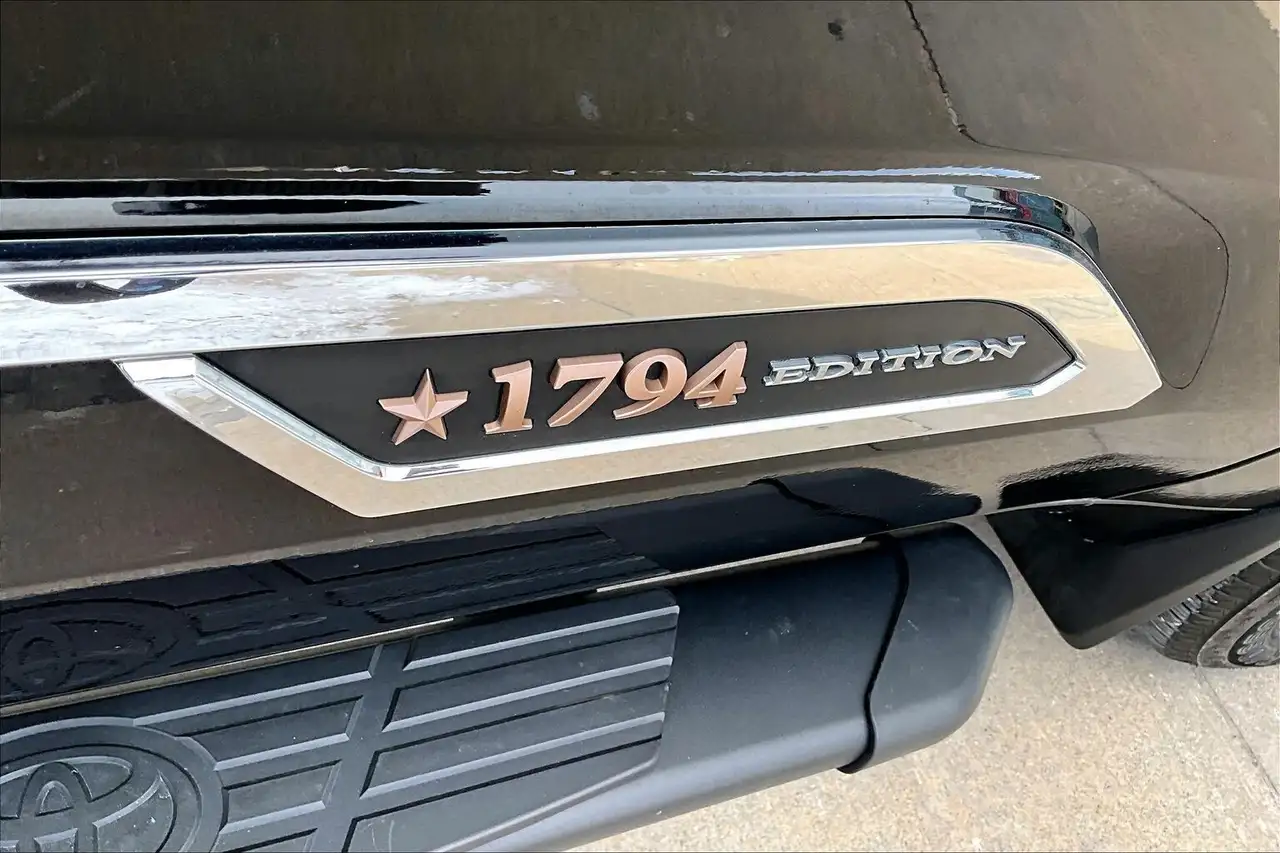 Toyota Tundra снимка Toyota Tundra