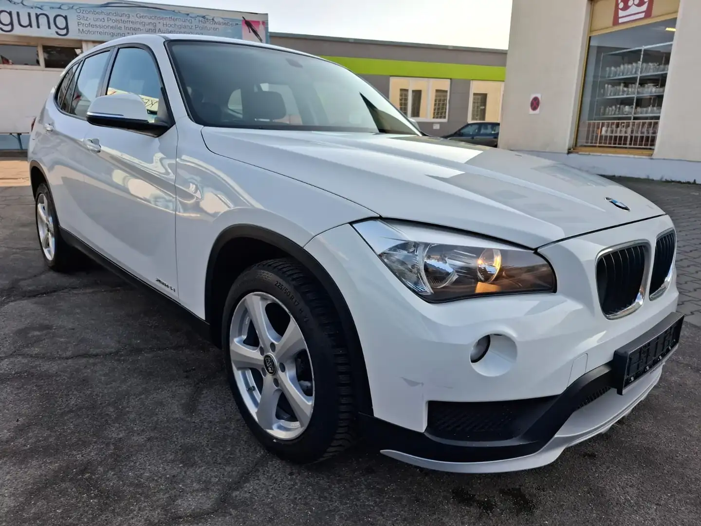BMW X1 18 d xDrive Weiß - 1