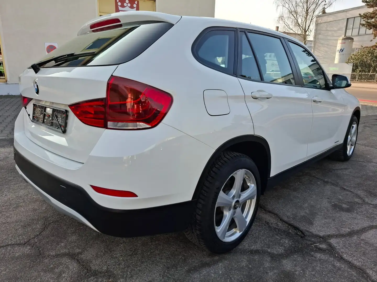 BMW X1 18 d xDrive Weiß - 2