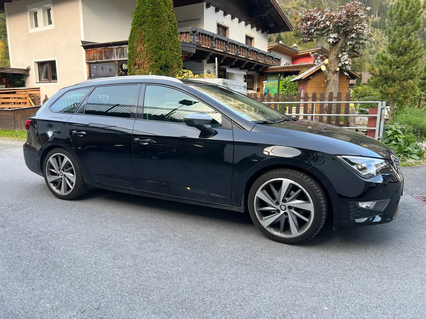 SEAT Leon Leon ST FR 2,0 TDI CR 4Drive FR Schwarz - 2