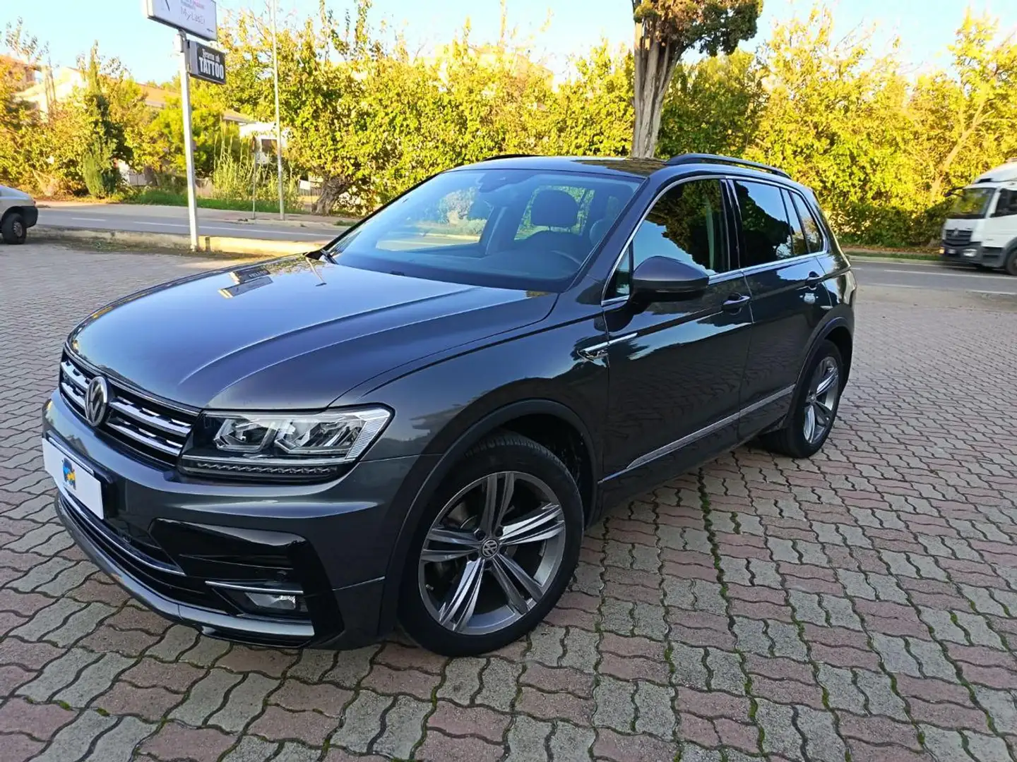 Volkswagen Tiguan 2.0 BiTDI SCR DSG 4MOTION Advanced R-Line BMT Grijs - 1