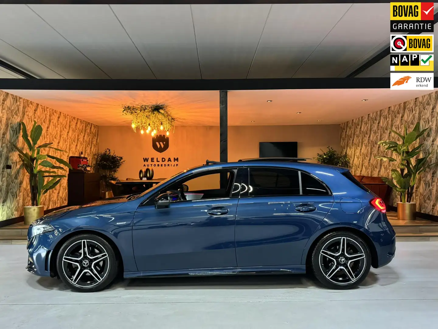 Mercedes-Benz A 200 AMG Line Edition Garantie Pano Ambient Night Camer Blauw - 1