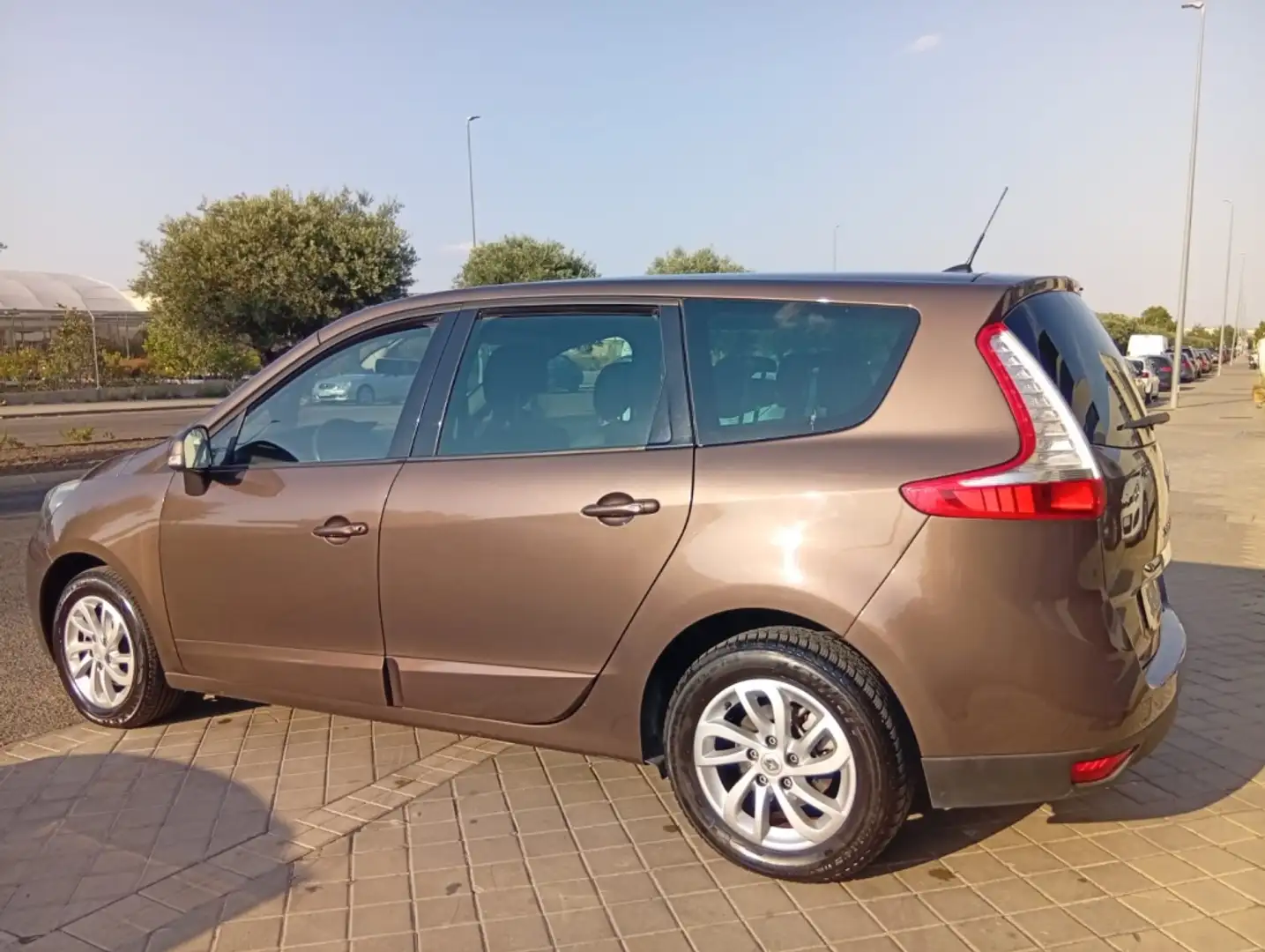 Renault Grand Scenic 1.5dCi Energy Dynamique 7pl. Marrón - 2