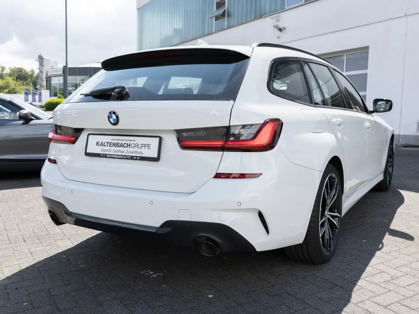 BMW 330 e Touring xDrive M-Sportpaket NAVI PANO Weiß - 2