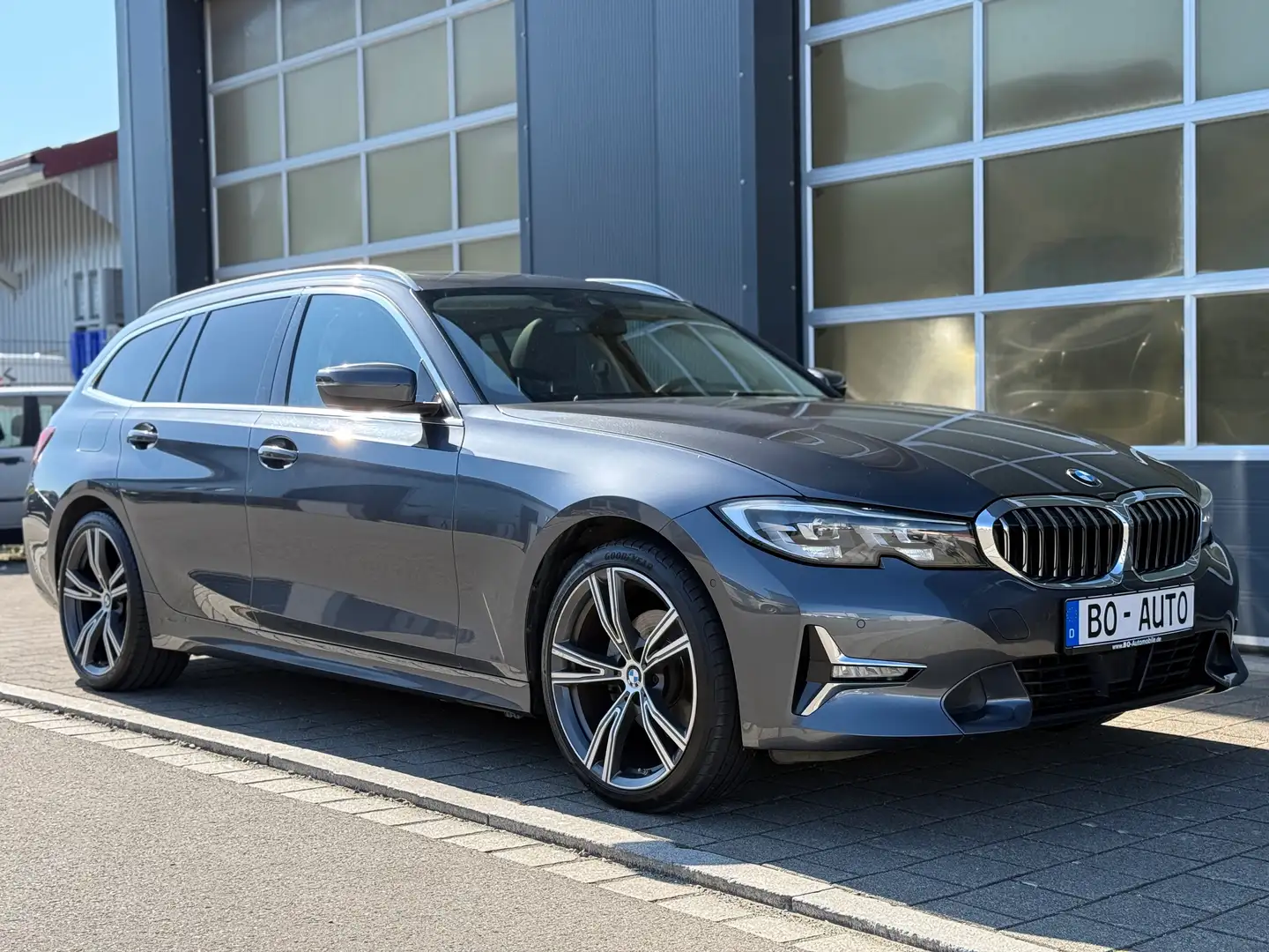 BMW 320 d xDrive LUXURY PANO AHK StdHzg. Leder ACC Keyless Gris - 1