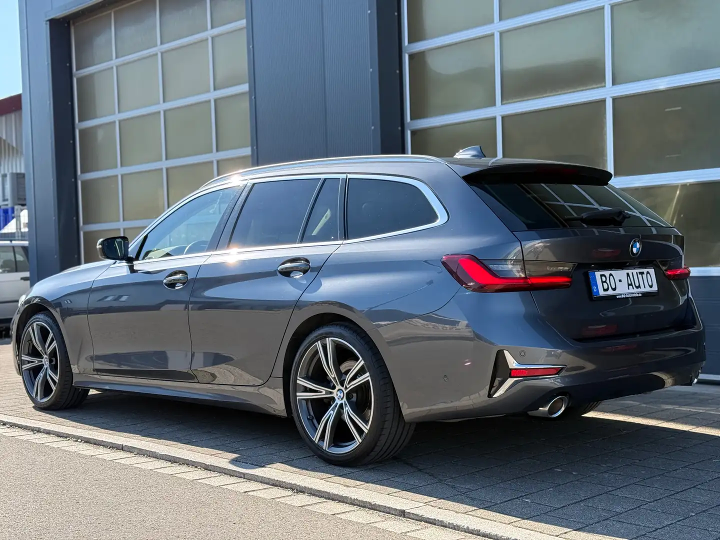 BMW 320 d xDrive LUXURY PANO AHK StdHzg. Leder ACC Keyless Gris - 2