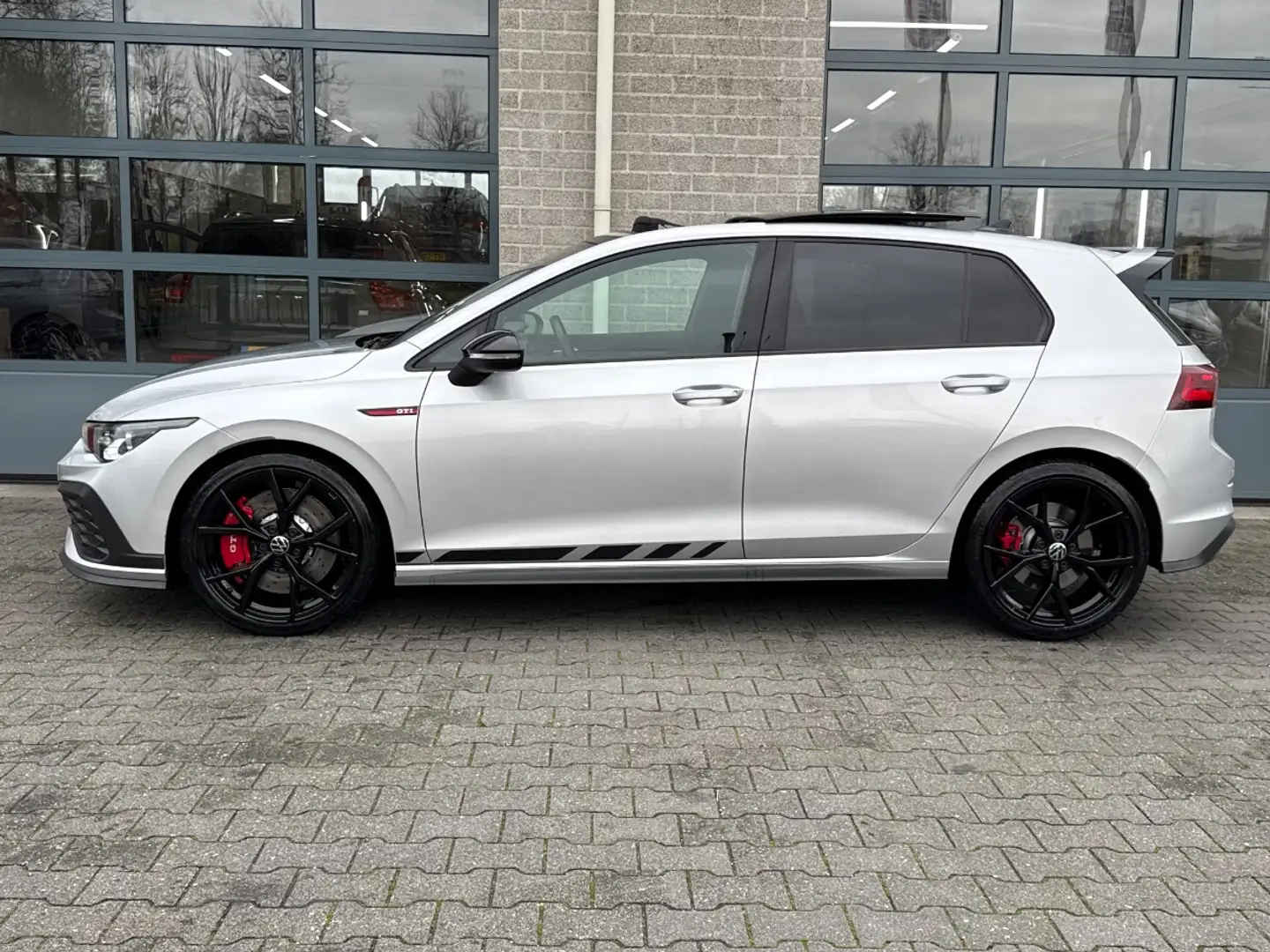 Volkswagen Golf GTI 2.0 TSI CLUBSPORT |301PK|SCHUIFDAK|IQ LIGHTS|RECEN Grijs - 2
