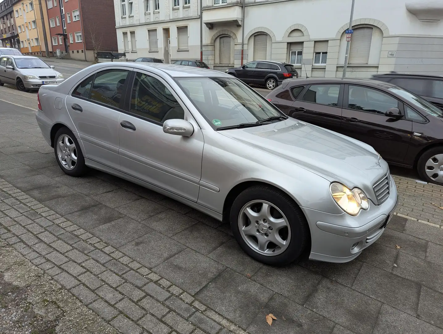 Mercedes-Benz C 180 C-Klasse Kompressor Automatik AHK PDC 1a Zustand Silber - 1