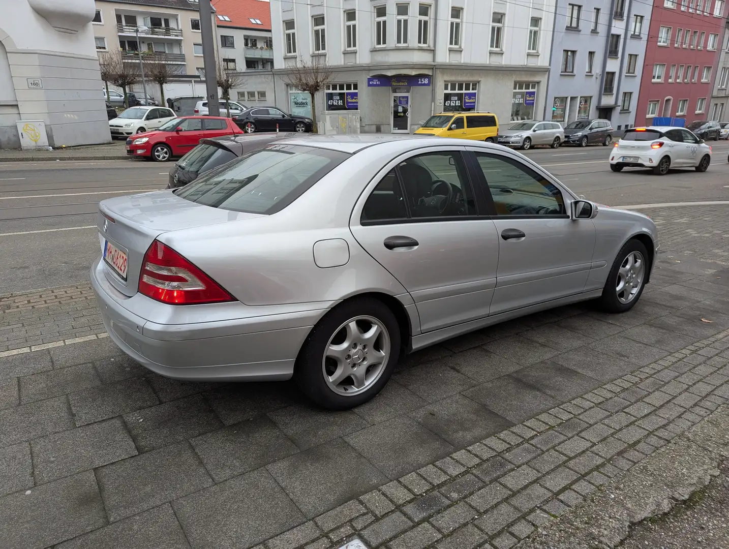 Mercedes-Benz C 180 C-Klasse Kompressor Automatik AHK PDC 1a Zustand Silber - 2
