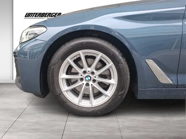 BMW 5 Series view 3