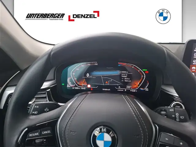 BMW 5 Series view 9