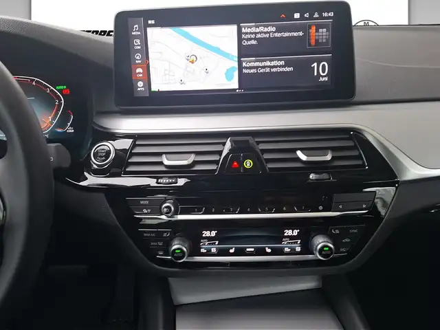BMW 5 Series view 8
