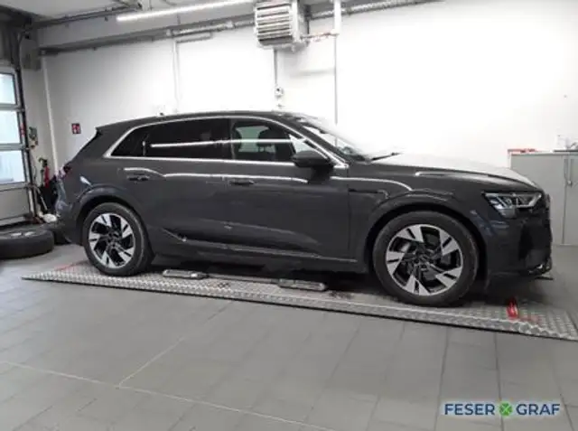 Audi Q8 E-Tron view 5