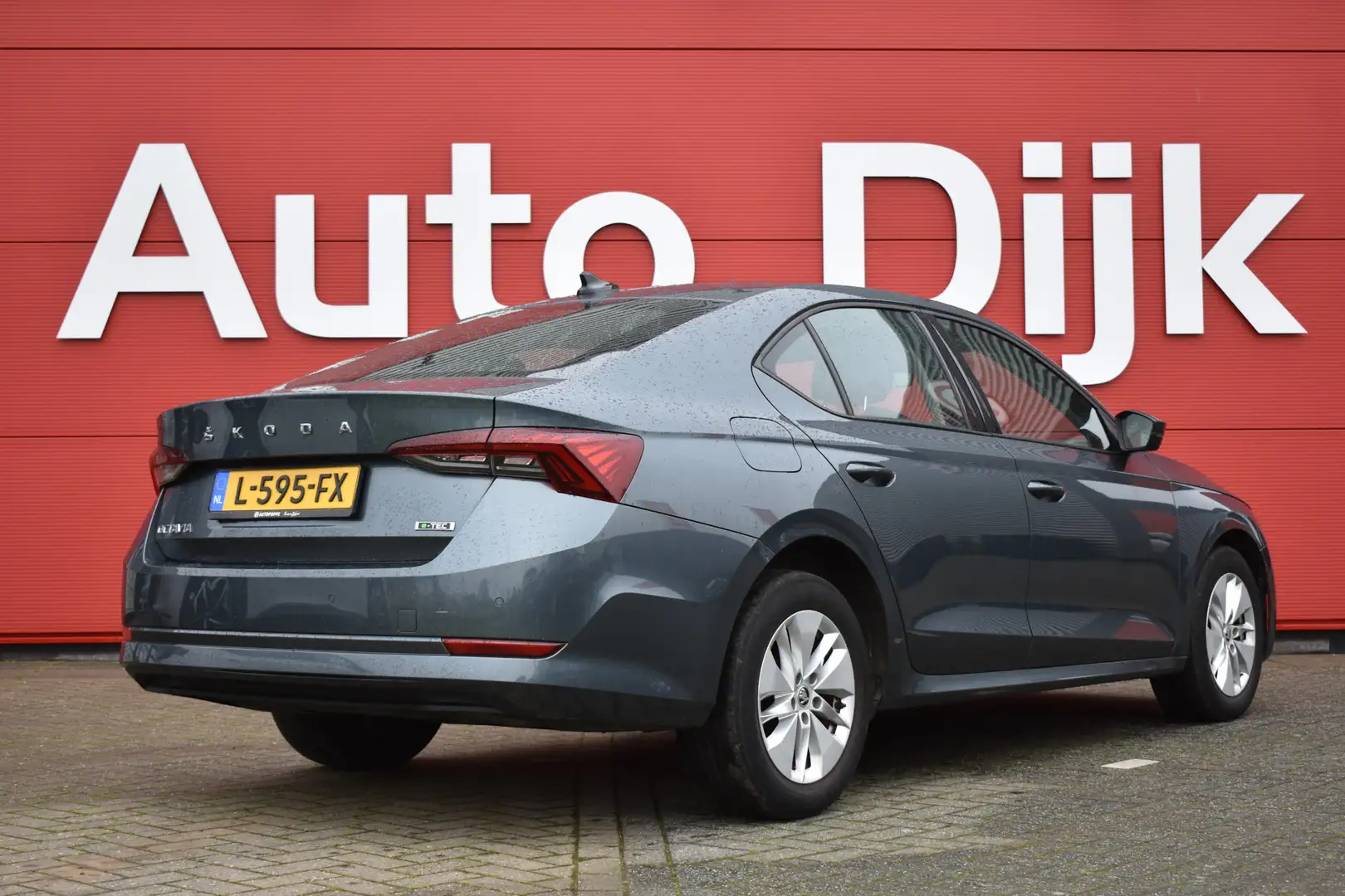 Skoda Octavia 1.0 e-TSI Business Edition DSG | LED | Carplay | D Grijs - 2