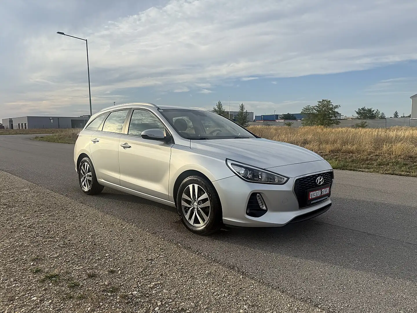 Hyundai i30 CW 1,6 CRDi Start/Stopp Comfort Silber - 2