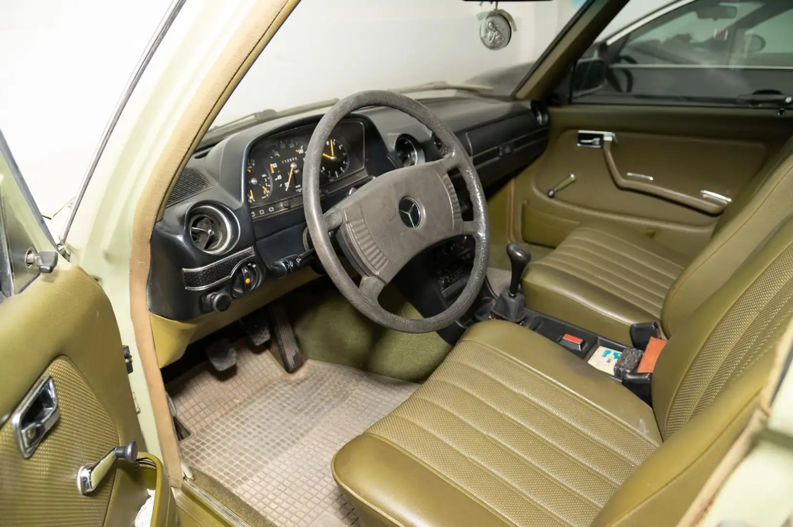Mercedes-Benz 200 Zelená - 2