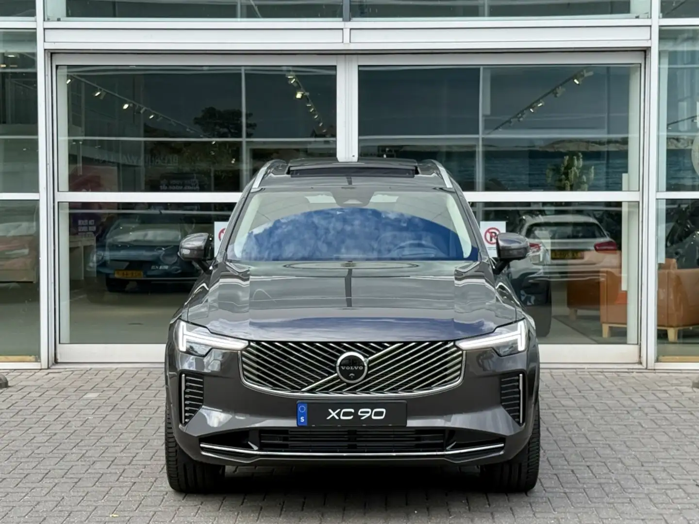 Volvo XC90 T8 Ultra Bright Plug-In Hybrid Nieuwprijs €103.570 Grijs - 2