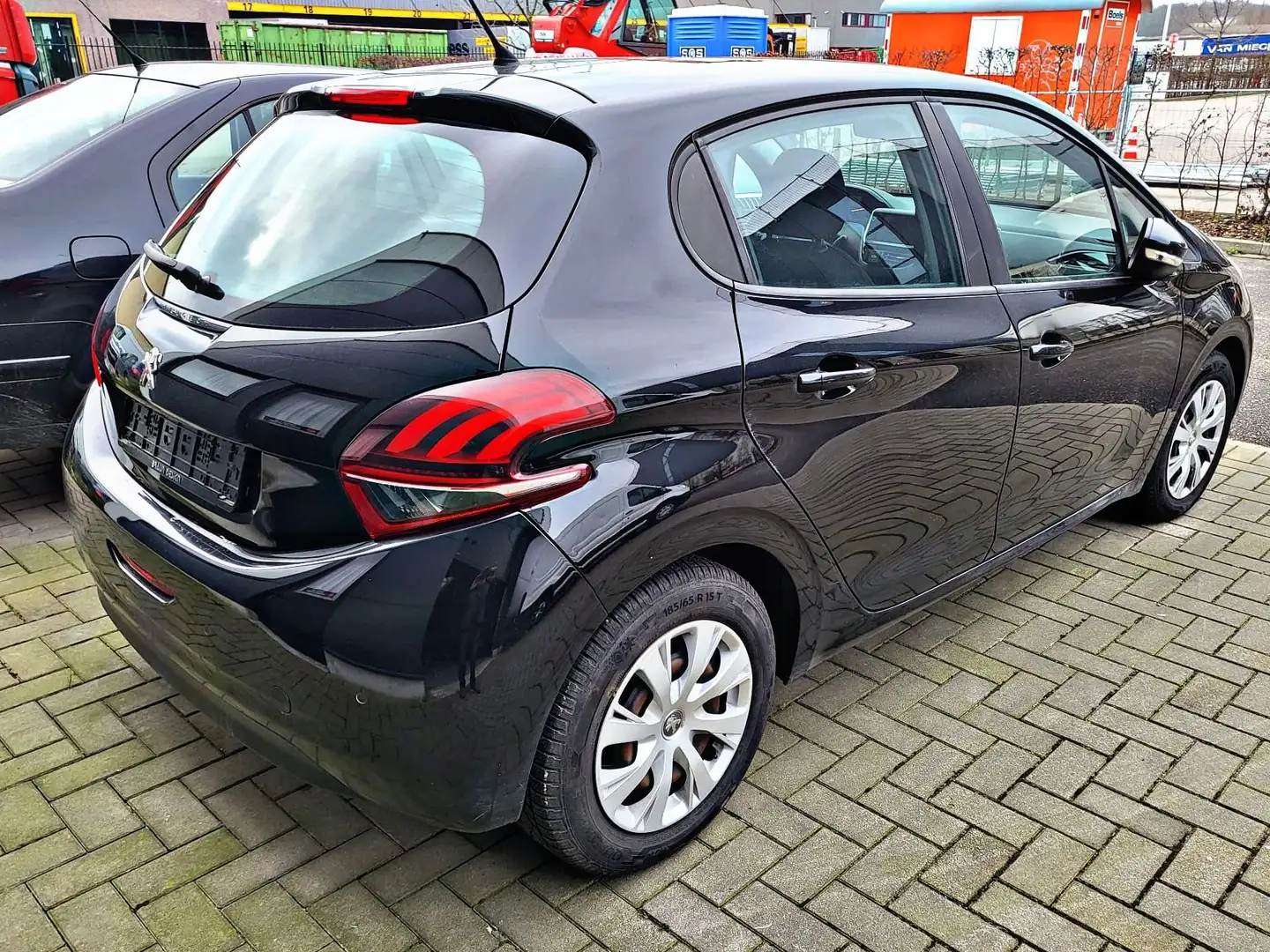 Peugeot 208 1.0 PureTech 68ch BVM5 Active Zwart - 2