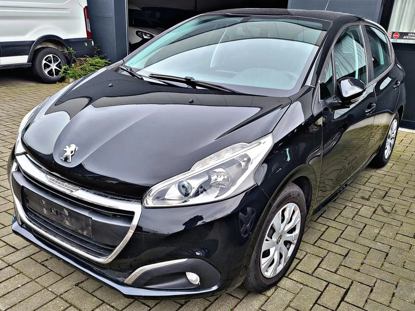 Peugeot 208 1.0 PureTech 68ch BVM5 Active Noir - 1