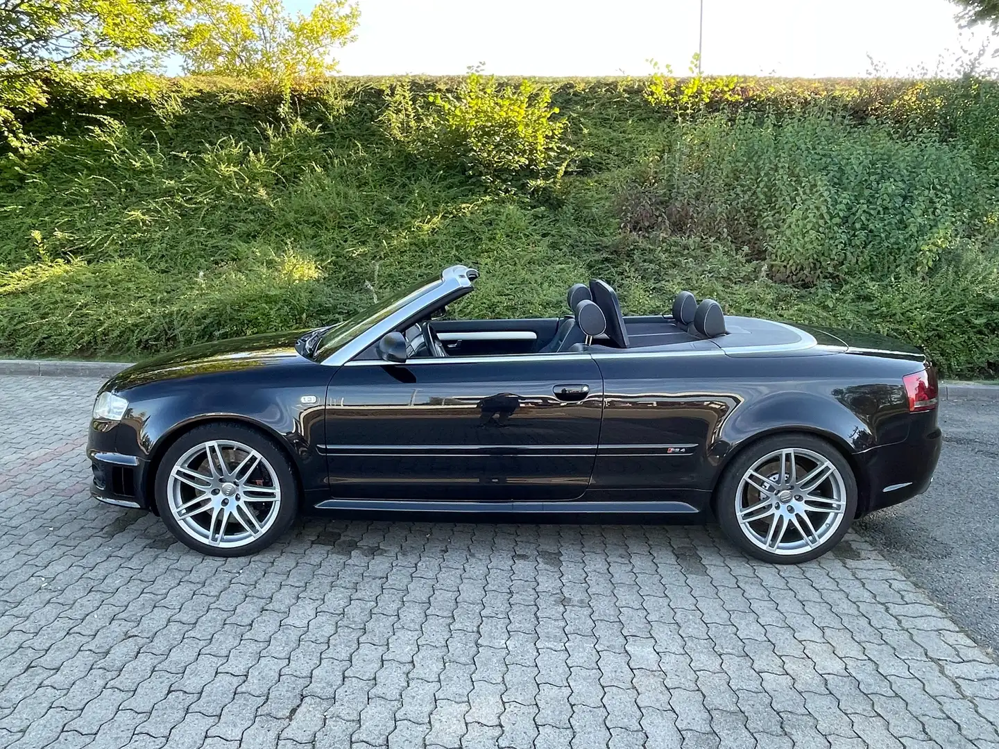 Audi RS4 Cabrio 4,2 l V8 quattro - TÜV NEU Noir - 1