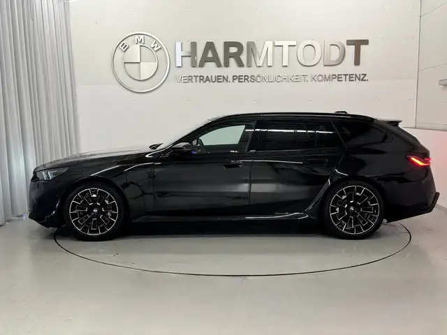 BMW M5 view 3